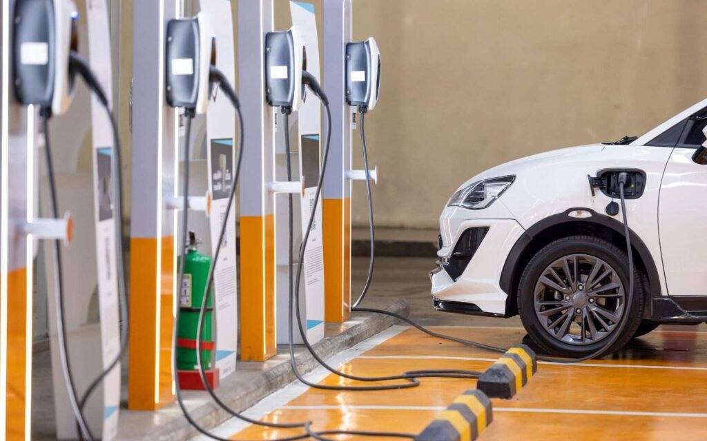 Exploring The Advantages Of Commercial Electric Vehicle Charging Stations Featured 1024x640